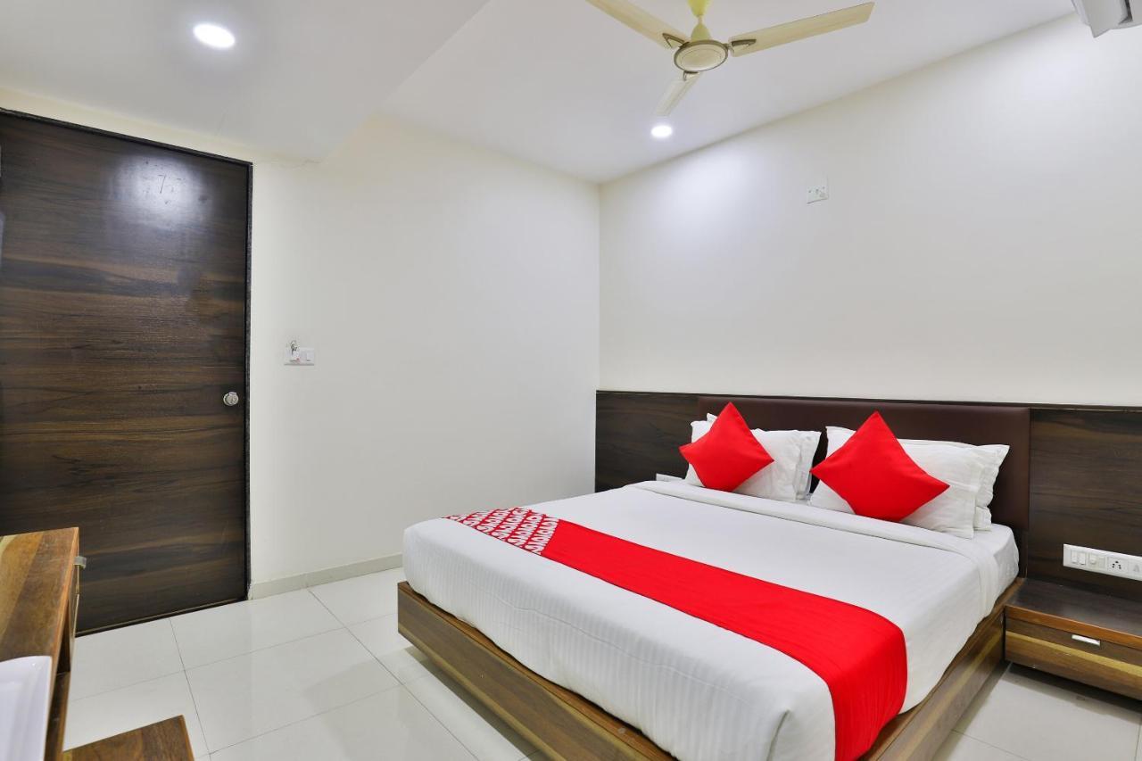 Oyo 25009 Hotel Crystal Ahmedabad Exterior photo