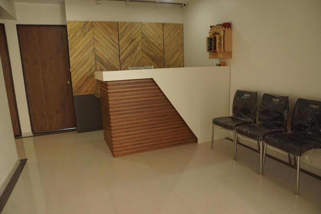 Oyo 25009 Hotel Crystal Ahmedabad Exterior photo