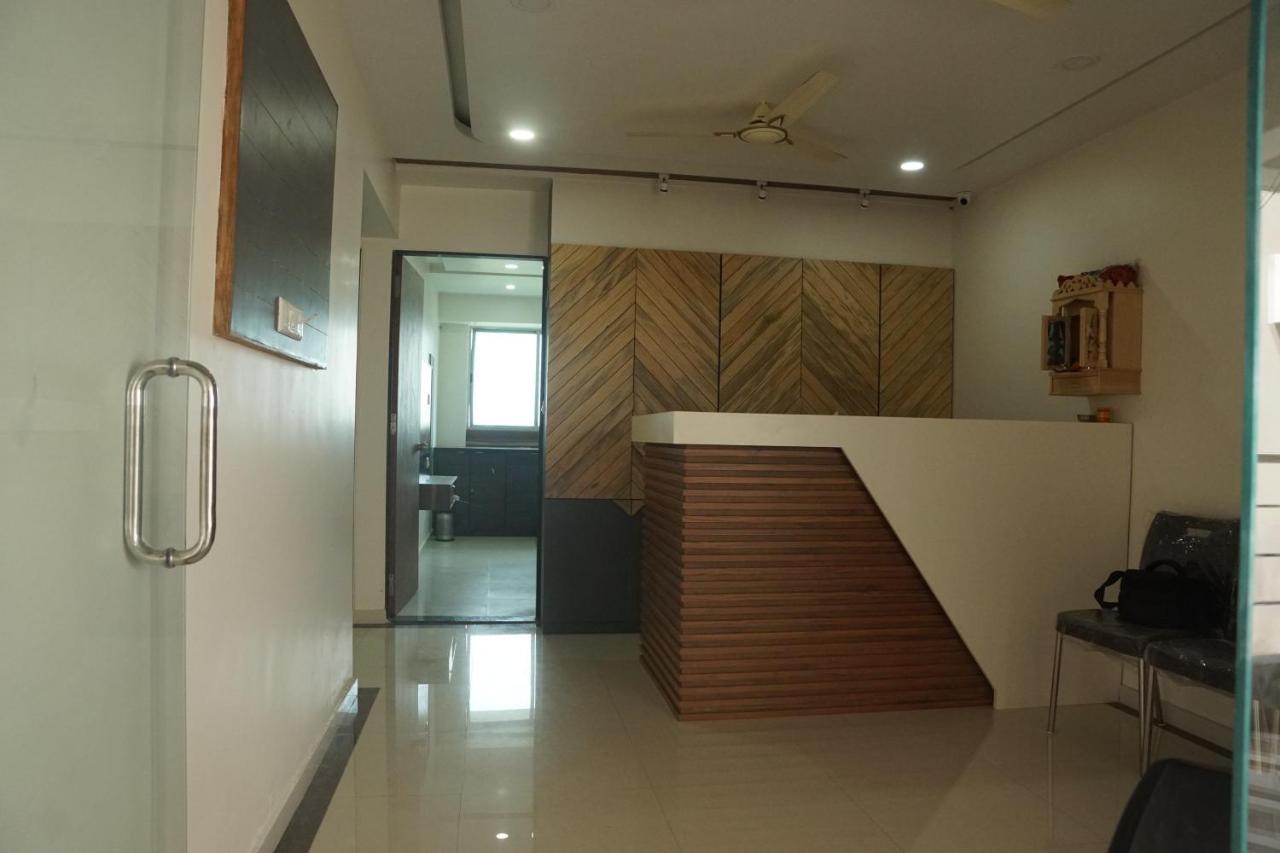 Oyo 25009 Hotel Crystal Ahmedabad Exterior photo