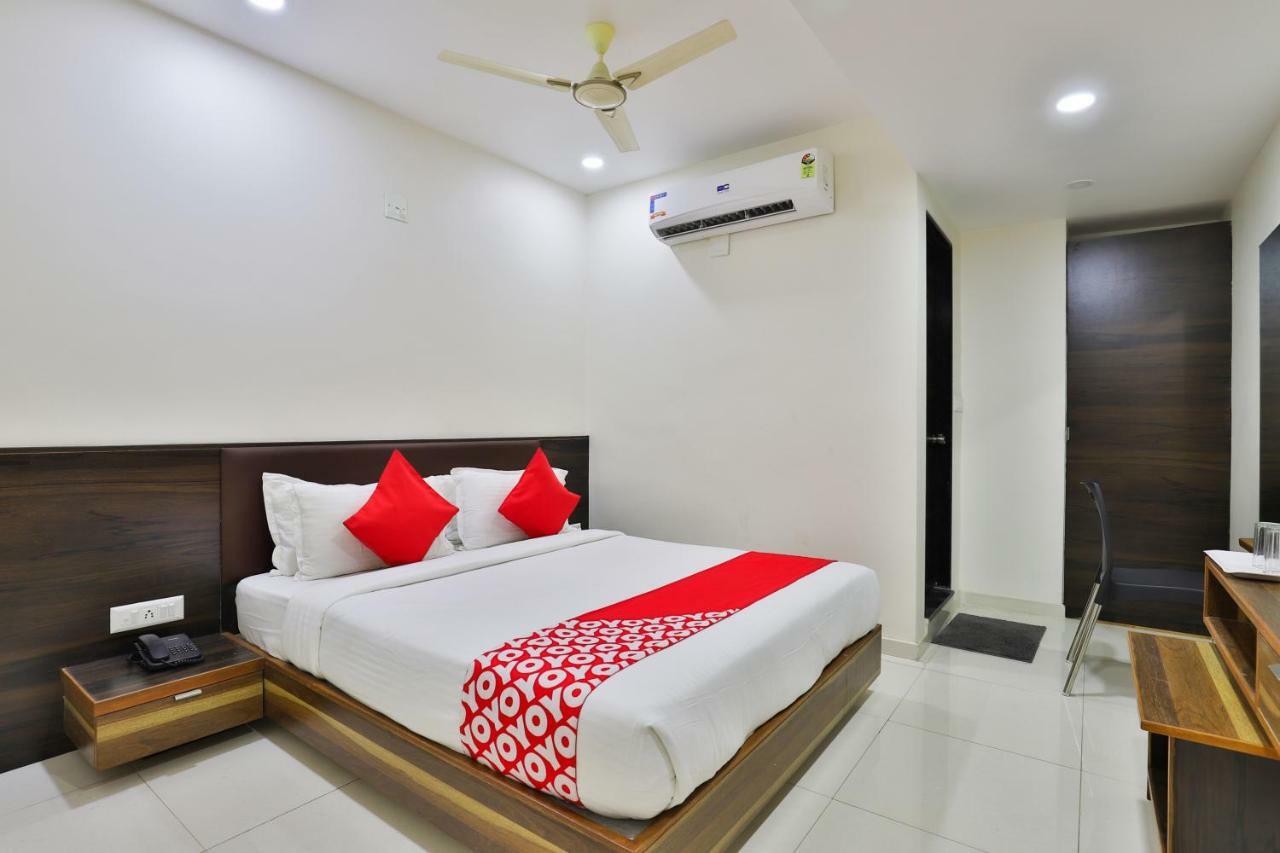 Oyo 25009 Hotel Crystal Ahmedabad Exterior photo